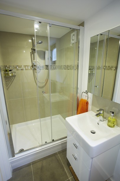 Shower room for a garden studio by Rooms Outdoor