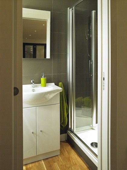 Shower room for a garden gym in Sheer Green by Rooms Outdoor