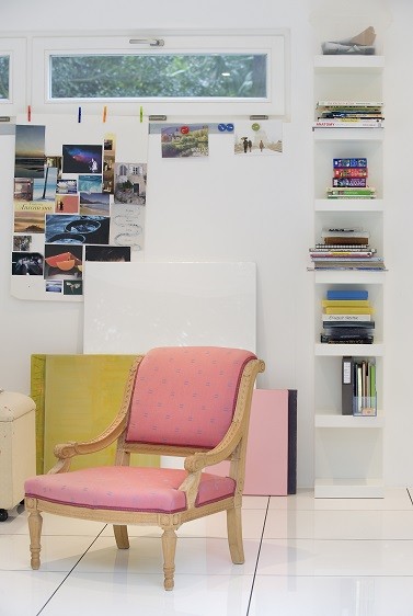 Artist's garden studio with high level window in Combee Park