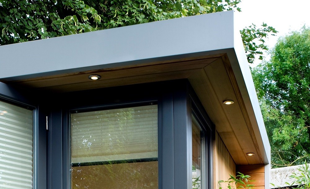 Overhang in Solo garden room with external lights