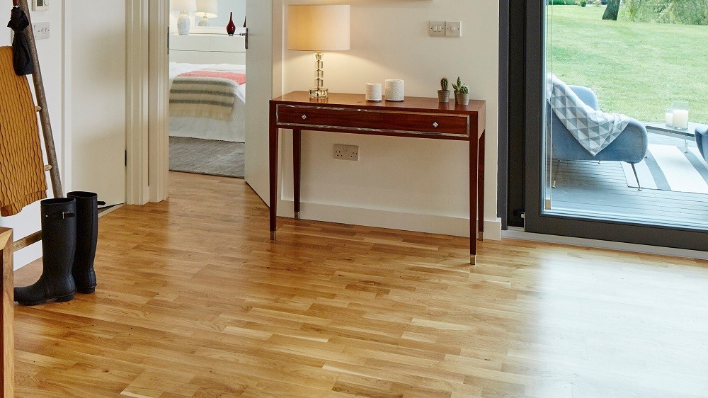 Standard oak flooring for a garden studio by Rooms Outdoor