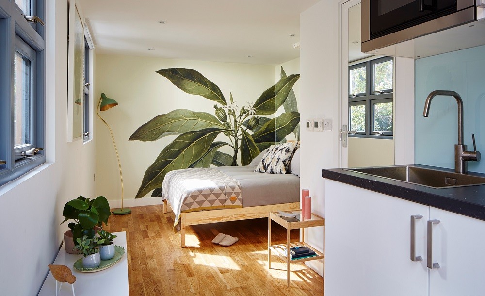 Garden annexe with kitchenette and bathroom