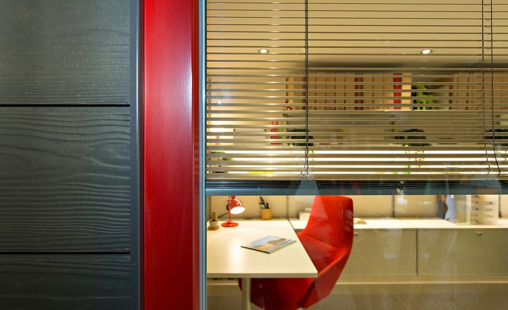 Integral blinds for a garden office by Rooms Outdoor