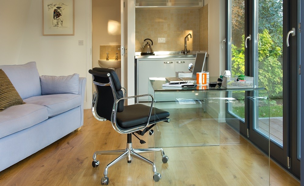 Garden office design by Rooms Outdoor with WC and kitchenette