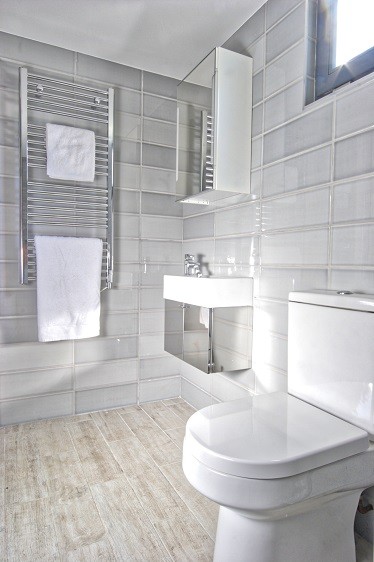 A bespoke shower room by Rooms Outdoor for one self-contained garden studio