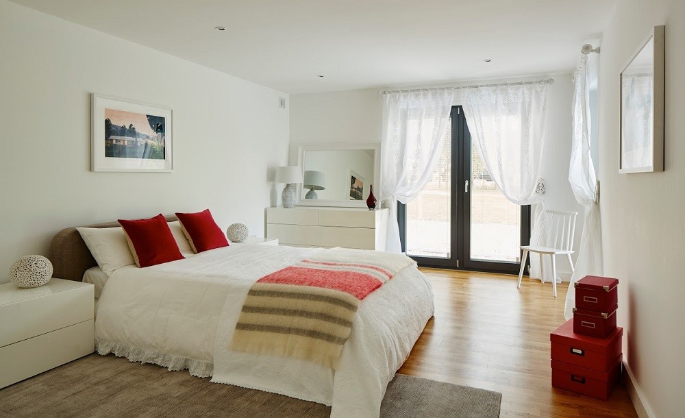 Spacious guest garden bedroom