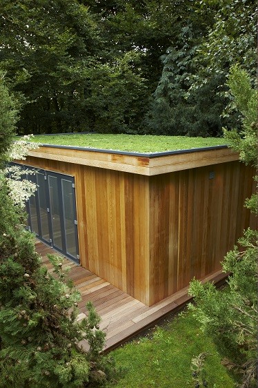Bespoke garden room in Seer Green by Rooms Outdoor with sedum roof